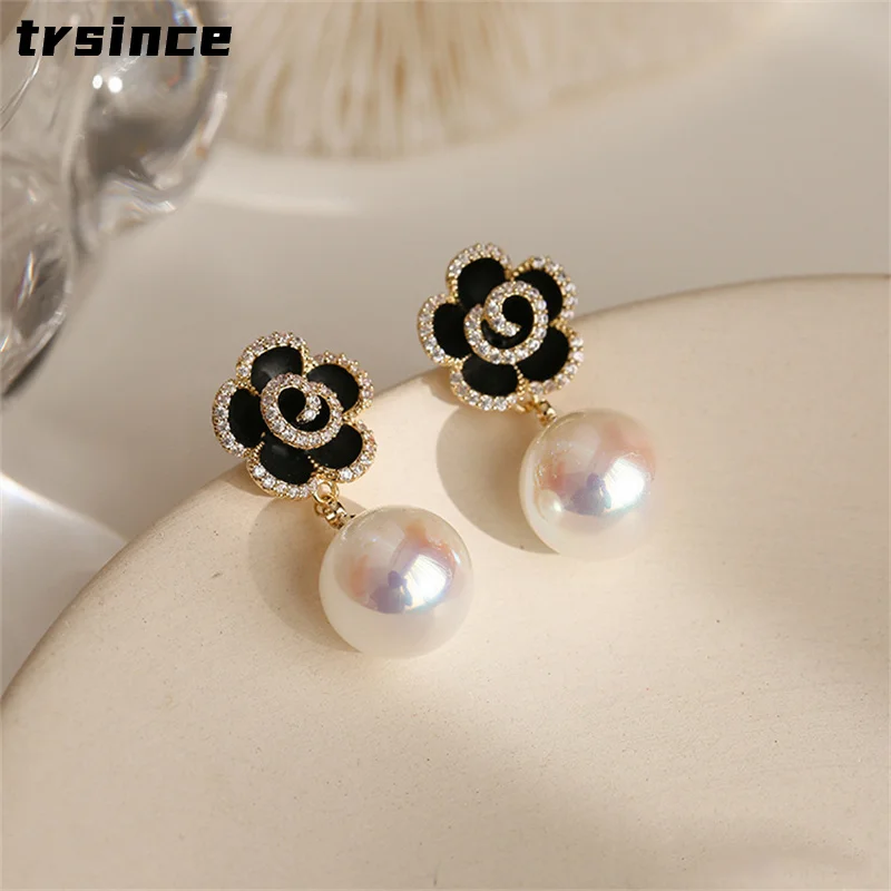 French Retro Black White Rose Pearl Earrings Female 925 Silver Needle Simple Korean Fashion Temperament Earring Elegant Jewelry
French Retro Black White Rose Pearl Earrings Female 925 Silver Needle Simple Korean Fashion Temperament Earring Elegant Jewelry