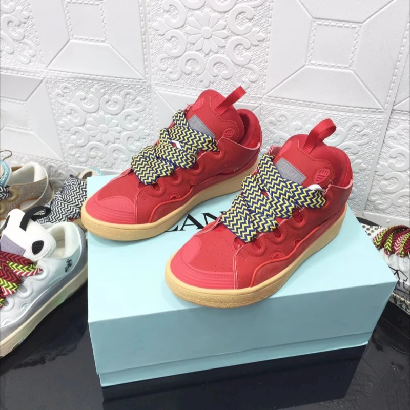 2022 Couple Board Shoes Red Foreign New Year Shoes Leather Waterproof Casual Shoes Men Flat High Top Solid Color Hip Hop Style
2022 Couple Board Shoes Red Foreign New Year Shoes Leather Waterproof Casual Shoes Men Flat High Top Solid Color Hip Hop Style