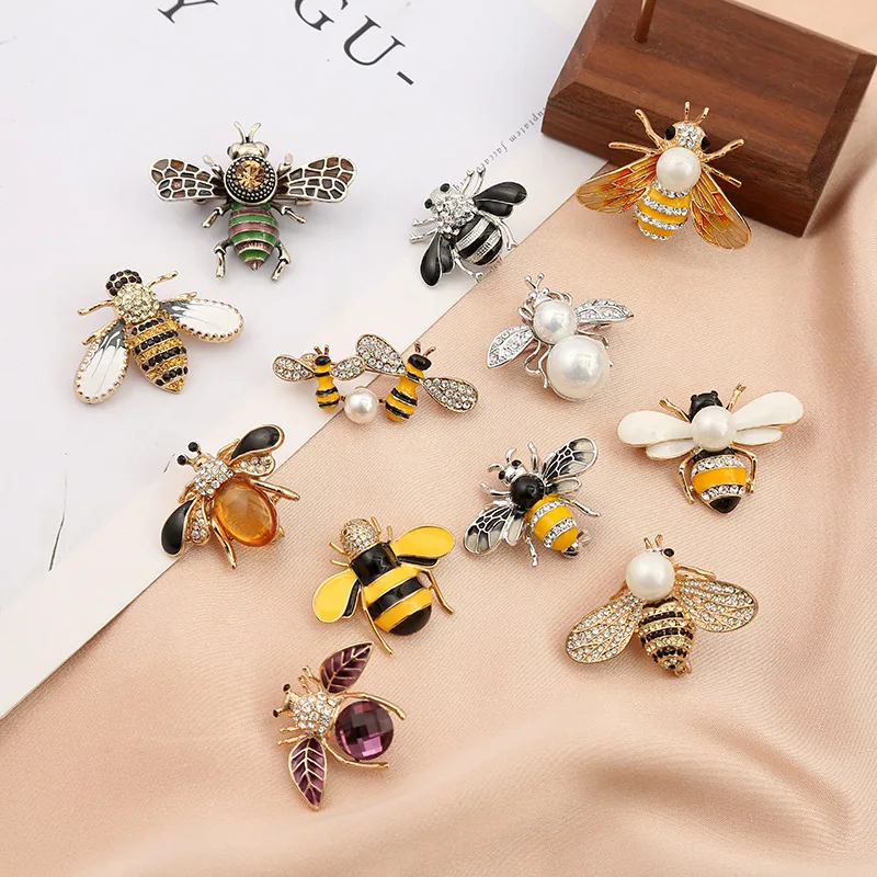 

Women New Zircon Inlaid Rhinestone Bee Brooch Cartoon Cute Insect Bee Imitation Pearl Corsage Alloy Drip Oil H1357