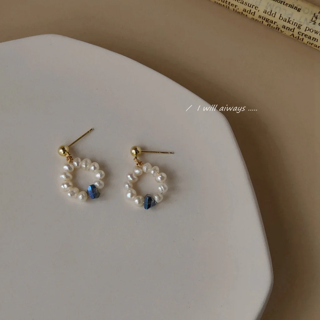 French Light Luxury Freshwater Pearl Earrings 925 Silver Needle Circle Hollow Earrings Hand-made Design Simple Earrings
French Light Luxury Freshwater Pearl Earrings 925 Silver Needle Circle Hollow Earrings Hand-made Design Simple Earrings