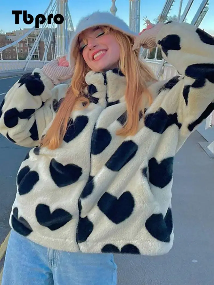 Женская Толстая теплая куртка с сердечками, Повседневная модная пушистая мягкая куртка из овечьей шерсти, корейское свободное зимнее пальто из искусственного меха 2022
Женская Толстая теплая куртка с сердечками, Повседневная модная пушистая мягкая куртка из овечьей шерсти, корейское свободное зимнее пальто из искусственного меха 2022