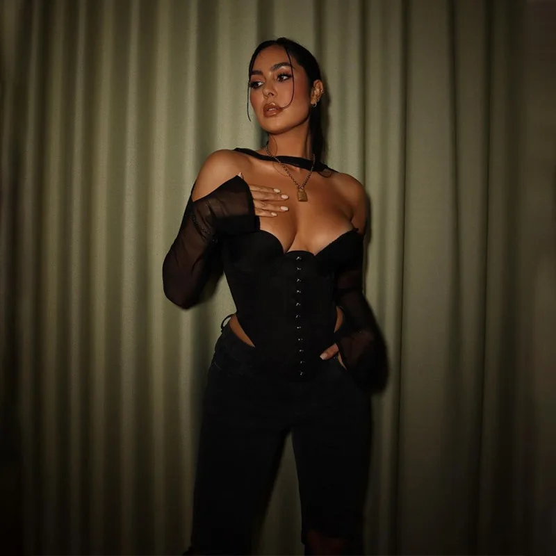 Bangniweigou Solid Color Hollow Out Hooks Corset Top Women O Neck High Street Mesh Overlay Long Sleeve Casual Y2K T-shirt Black
Bangniweigou Solid Color Hollow Out Hooks Corset Top Women O Neck High Street Mesh Overlay Long Sleeve Casual Y2K T-shirt Black
