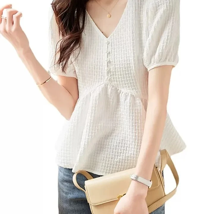 2022 Summer New Korean Fashion Women's Lantern Sleeve Loose Shirts Embroidery Cotton Lace V-neck Casual Blouses 
2022 Summer New Korean Fashion Women's Lantern Sleeve Loose Shirts Embroidery Cotton Lace V-neck Casual Blouses