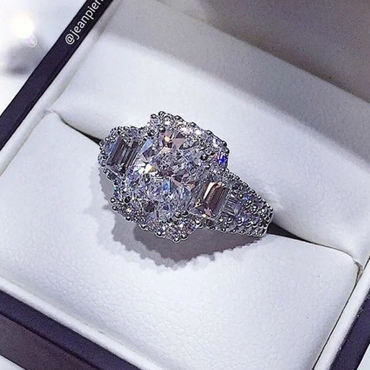 New Women's Jewelry Full Diamond Inlaid Baguette Fashion Wedding Proposal Diamond Ring European and American Jewelry Wholesale
New Women's Jewelry Full Diamond Inlaid Baguette Fashion Wedding Proposal Diamond Ring European and American Jewelry Wholesale