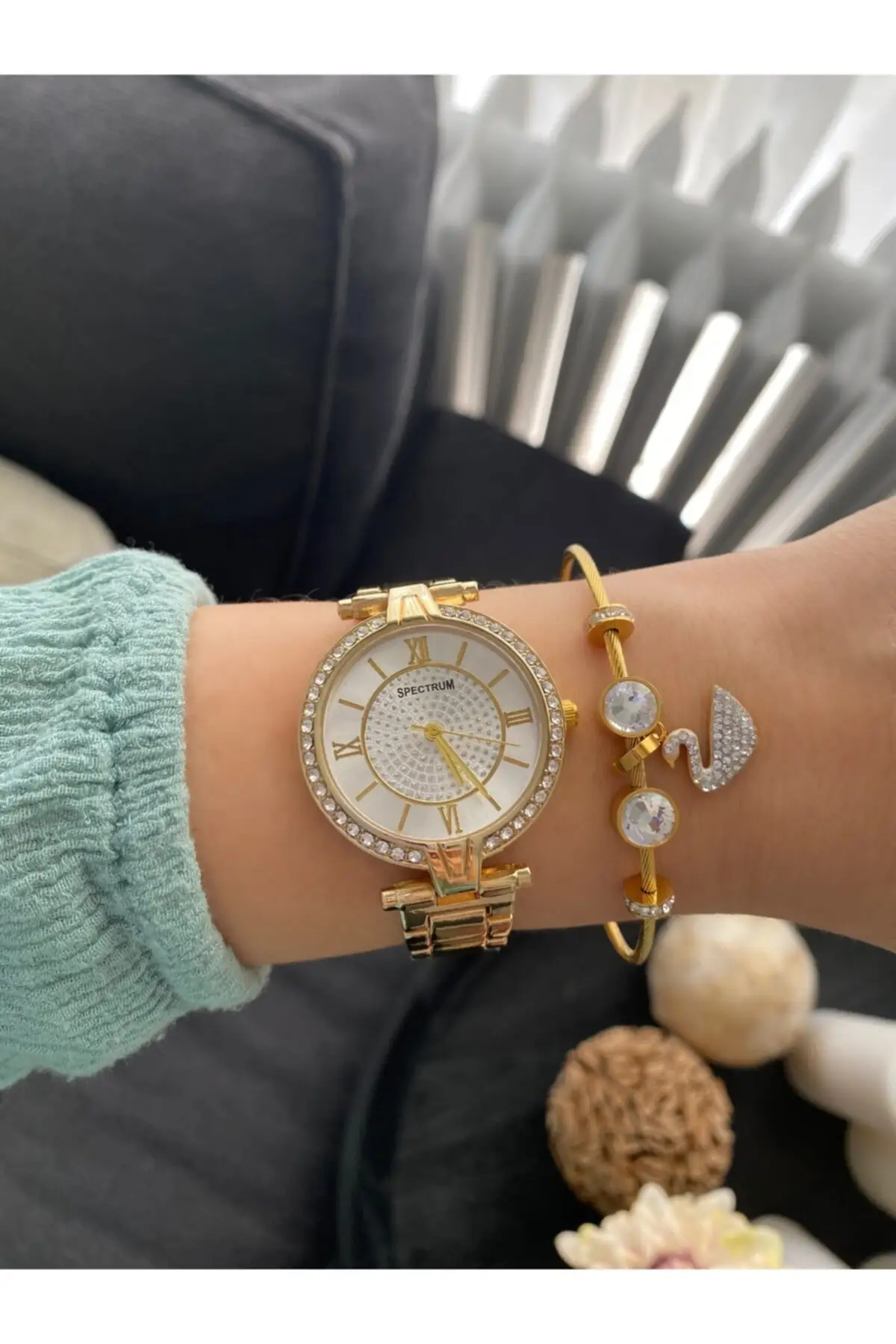 2022 Watches Gold colored woman with metal cord New Luxury Quartz Clock Top Stylish Brand Sport Fashion High Quality
2022 Watches Gold colored woman with metal cord New Luxury Quartz Clock Top Stylish Brand Sport Fashion High Quality