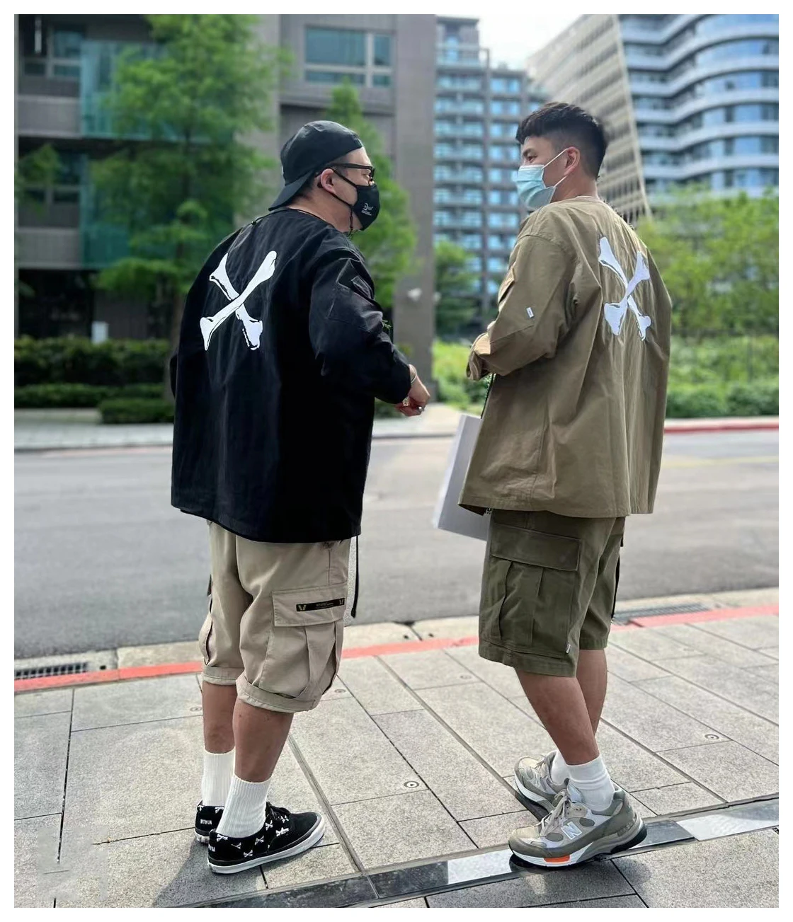 Летняя футболка с длинным рукавом и воротником с вышивкой 
Летняя футболка с длинным рукавом и воротником с вышивкой