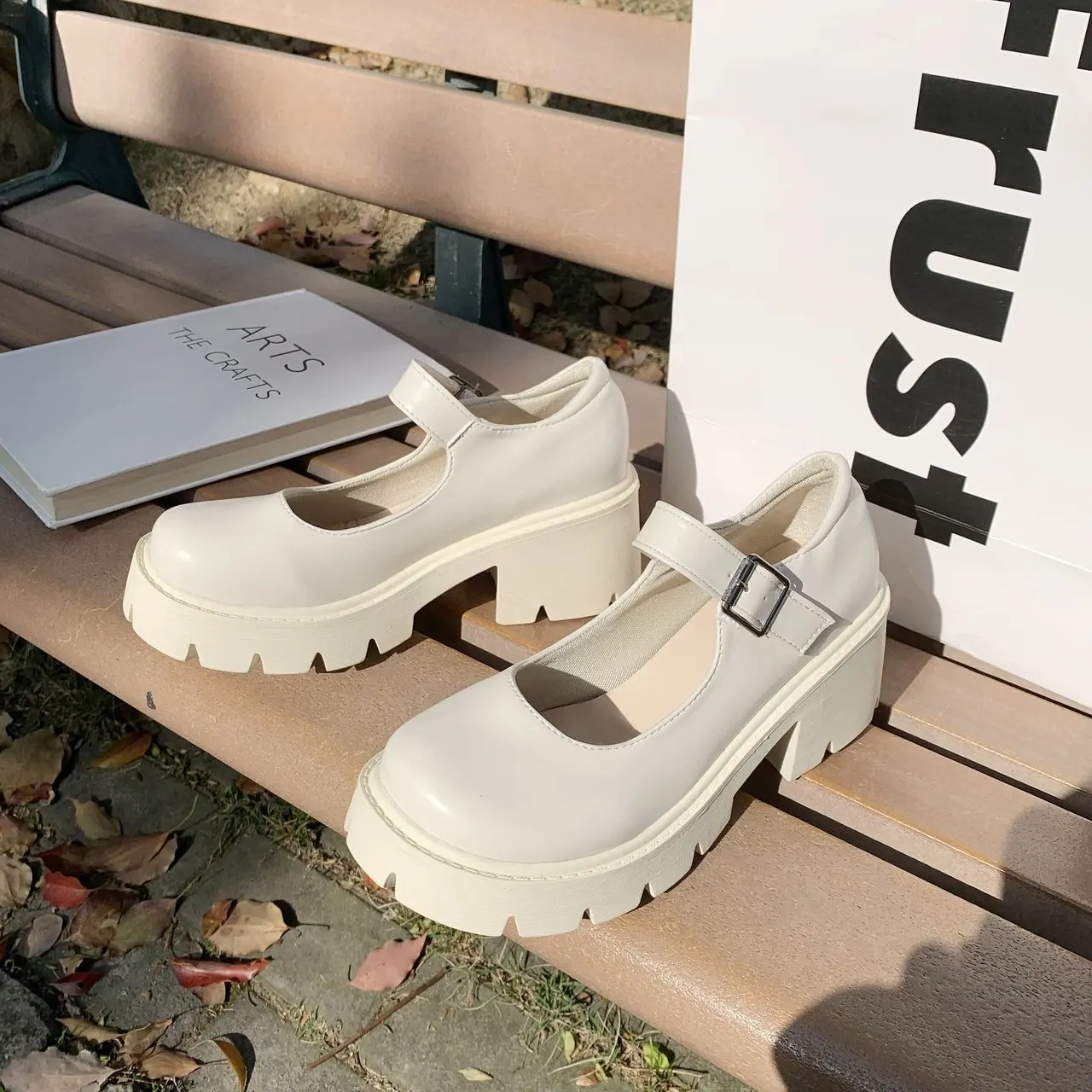 2022 Spring and Autumn New Women's Flat Shoes Ladies Leather Platform Shoes Casual Buckle Shoes Ladies Fashion All-match Shoes
2022 Spring and Autumn New Women's Flat Shoes Ladies Leather Platform Shoes Casual Buckle Shoes Ladies Fashion All-match Shoes