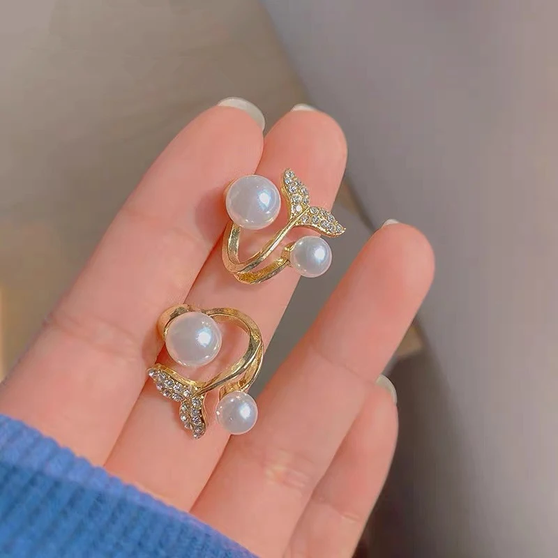 2022 New Cute Fishtail Pearl Stud Earrings Women's High-end Light Luxury Earrings Temperament Elegant Fashion Jewelry Gift Trend
2022 New Cute Fishtail Pearl Stud Earrings Women's High-end Light Luxury Earrings Temperament Elegant Fashion Jewelry Gift Trend