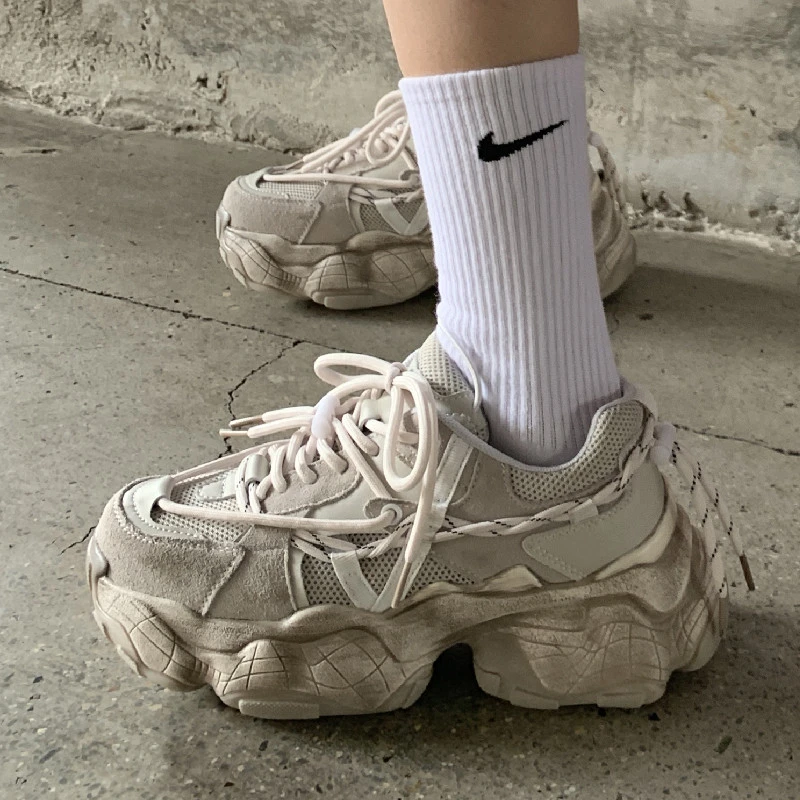 Кроссовки женские кожаные на платформе, повседневная обувь для тенниса, спортивные бега, массивные, ручная работа, весна-осень
Кроссовки женские кожаные на платформе, повседневная обувь для тенниса, спортивные бега, массивные, ручная работа, весна-осень