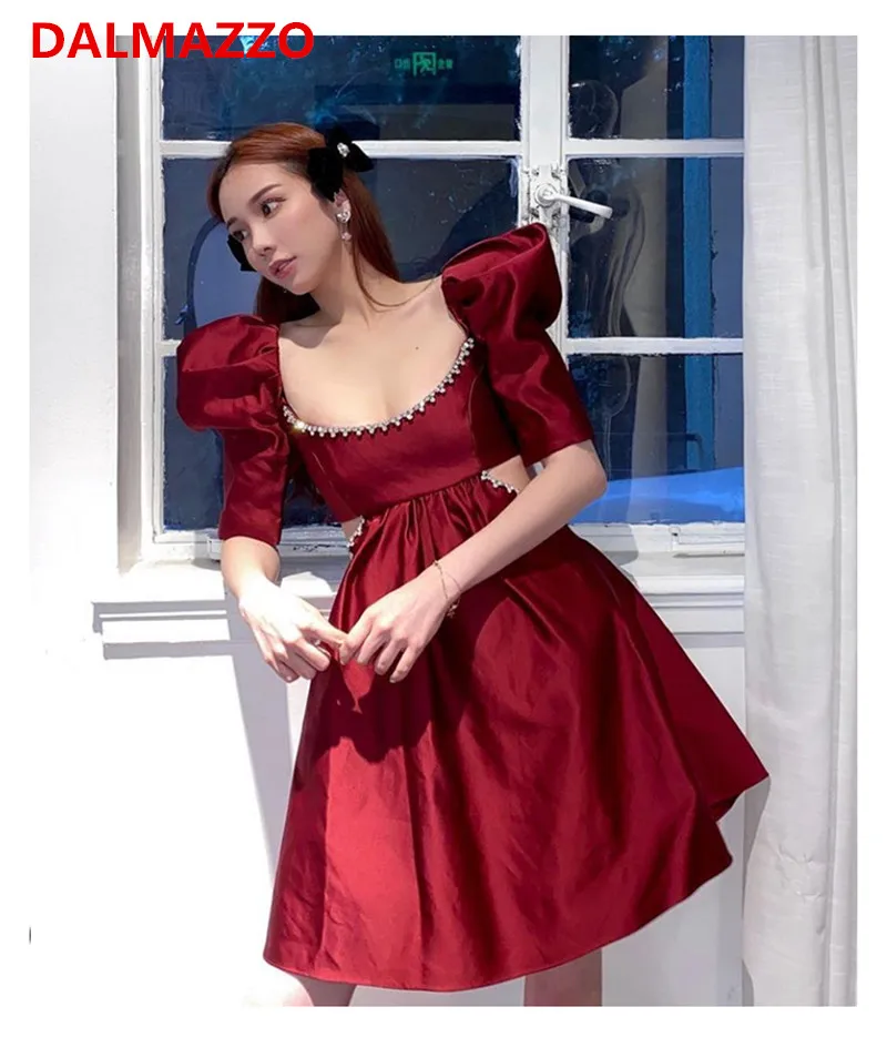 Женское мини-платье с вырезом лодочкой и рукавами-фонариками
Женское мини-платье с вырезом лодочкой и рукавами-фонариками