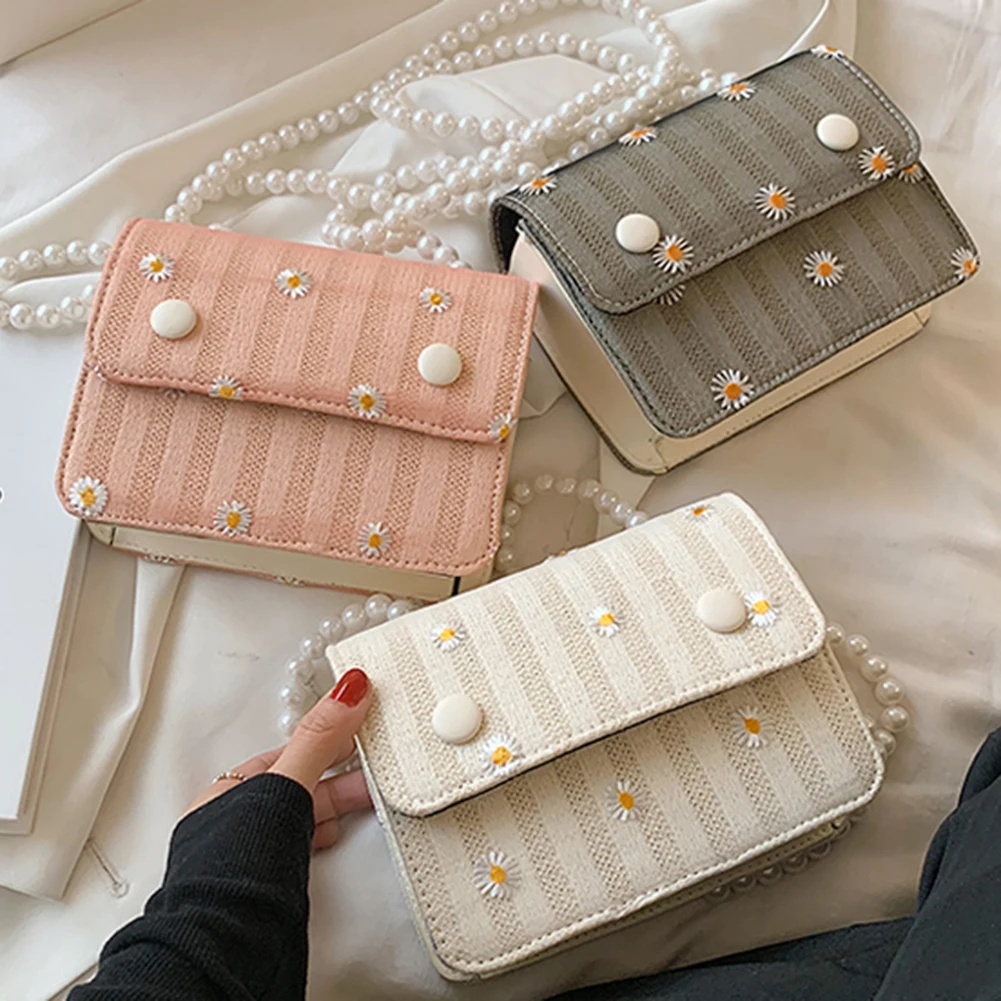 Fashion Daisy Shoulder Bag Woven PU Patchwork Casual Women Pearl Messenger Bags Leisure Shopping Shoulder Messenger Bags
Fashion Daisy Shoulder Bag Woven PU Patchwork Casual Women Pearl Messenger Bags Leisure Shopping Shoulder Messenger Bags