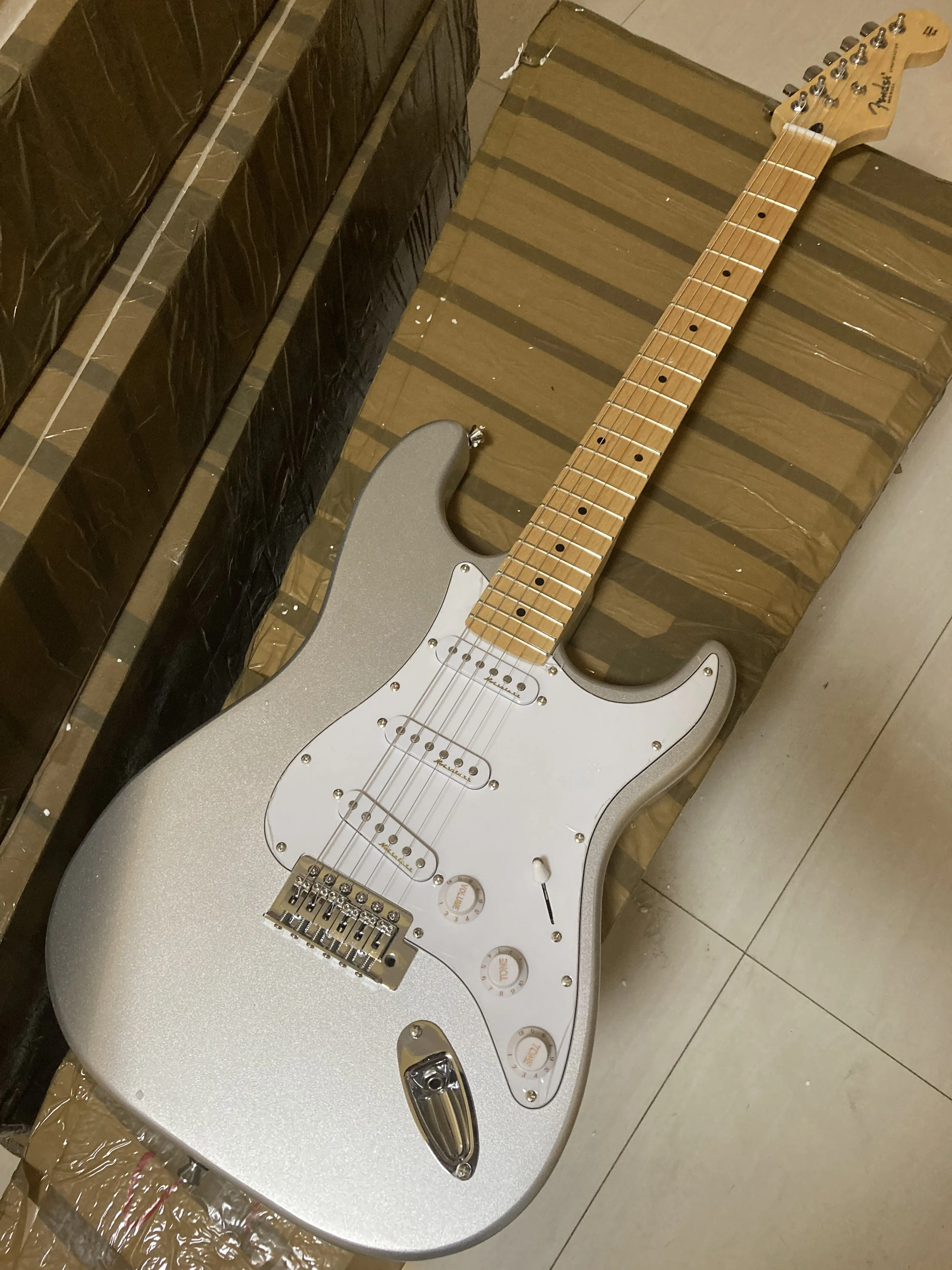 Отправка в течение 3 дней stratocaste-r custom body 6 струн Кленовая грифельная доска электрическая гитара в наличии
Отправка в течение 3 дней stratocaste-r custom body 6 струн Кленовая грифельная доска электрическая гитара в наличии