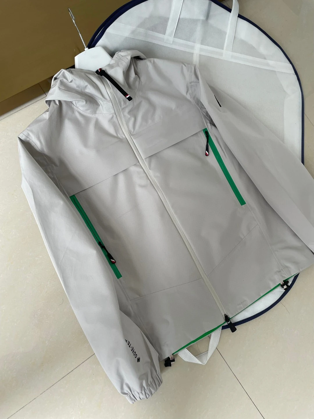 1: 1 man jacket outdoors Rainproof Outdoor Jackets mountaineering coat letter Gluing workmanship Both men and women can use it
1: 1 man jacket outdoors Rainproof Outdoor Jackets mountaineering coat letter Gluing workmanship Both men and women can use it