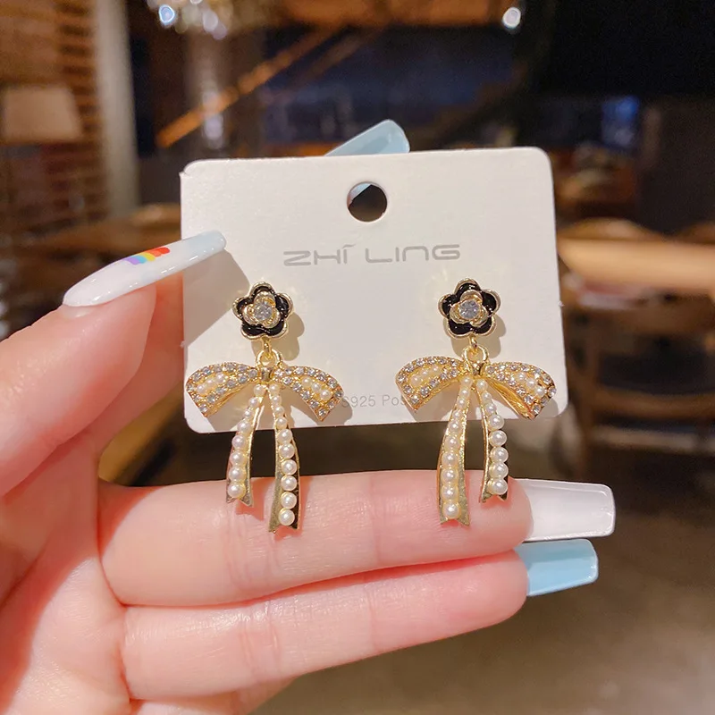 2022 New Luxury Exaggerated Diamond Studded Flower Pearl Bow Long Pendant Earrings For Women Niche Design Korean Fashion Gifts
2022 New Luxury Exaggerated Diamond Studded Flower Pearl Bow Long Pendant Earrings For Women Niche Design Korean Fashion Gifts