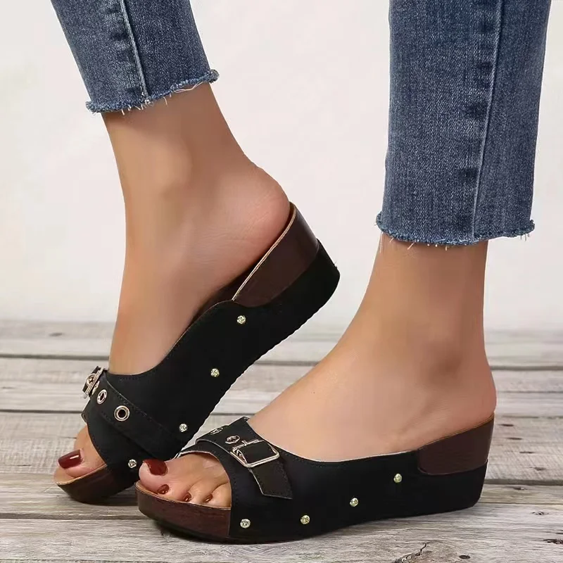 2022 New Rivet Platform Slippers Women Summer Fashion Buckle Wedges Slides Woman Plus Size Thick Sole Beach Shoes Sandals
2022 New Rivet Platform Slippers Women Summer Fashion Buckle Wedges Slides Woman Plus Size Thick Sole Beach Shoes Sandals