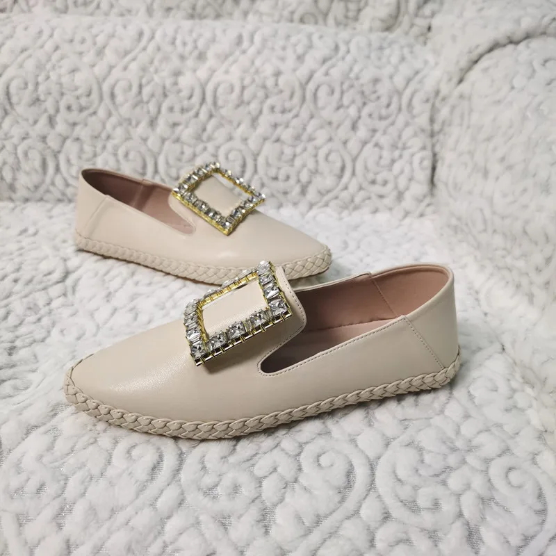Spring/summer 2022 New pointy Rhinestone flat sandals versatile bag-top Mueller wears two shoes with one foot
Spring/summer 2022 New pointy Rhinestone flat sandals versatile bag-top Mueller wears two shoes with one foot