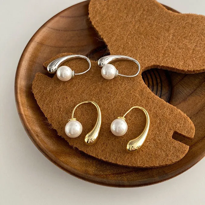 France Vintage Small Hook Sweet Charms One Pearl Earrings For Women Metal Gold Silver Color Pierced Stud Ear Jewelry Party Gift
France Vintage Small Hook Sweet Charms One Pearl Earrings For Women Metal Gold Silver Color Pierced Stud Ear Jewelry Party Gift