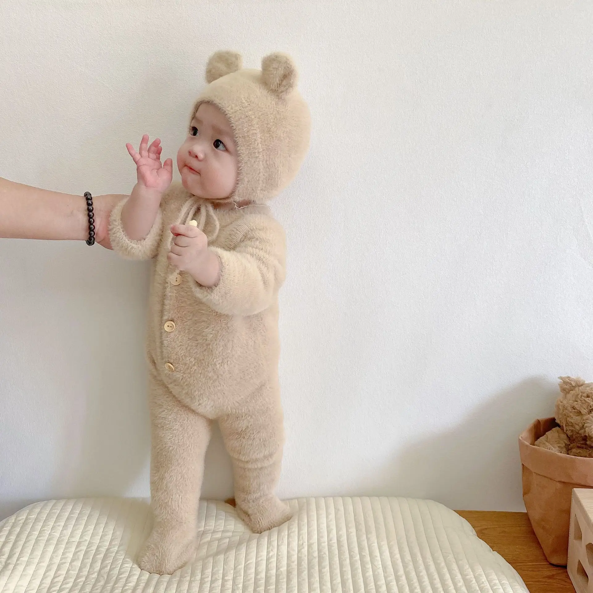 New Baby Bodysuits Winter Newborn Rompers Warm Fur Crawl Outfits for Boys Girls Cute Bear Foot Onesies with Hat Infant Clothes
New Baby Bodysuits Winter Newborn Rompers Warm Fur Crawl Outfits for Boys Girls Cute Bear Foot Onesies with Hat Infant Clothes