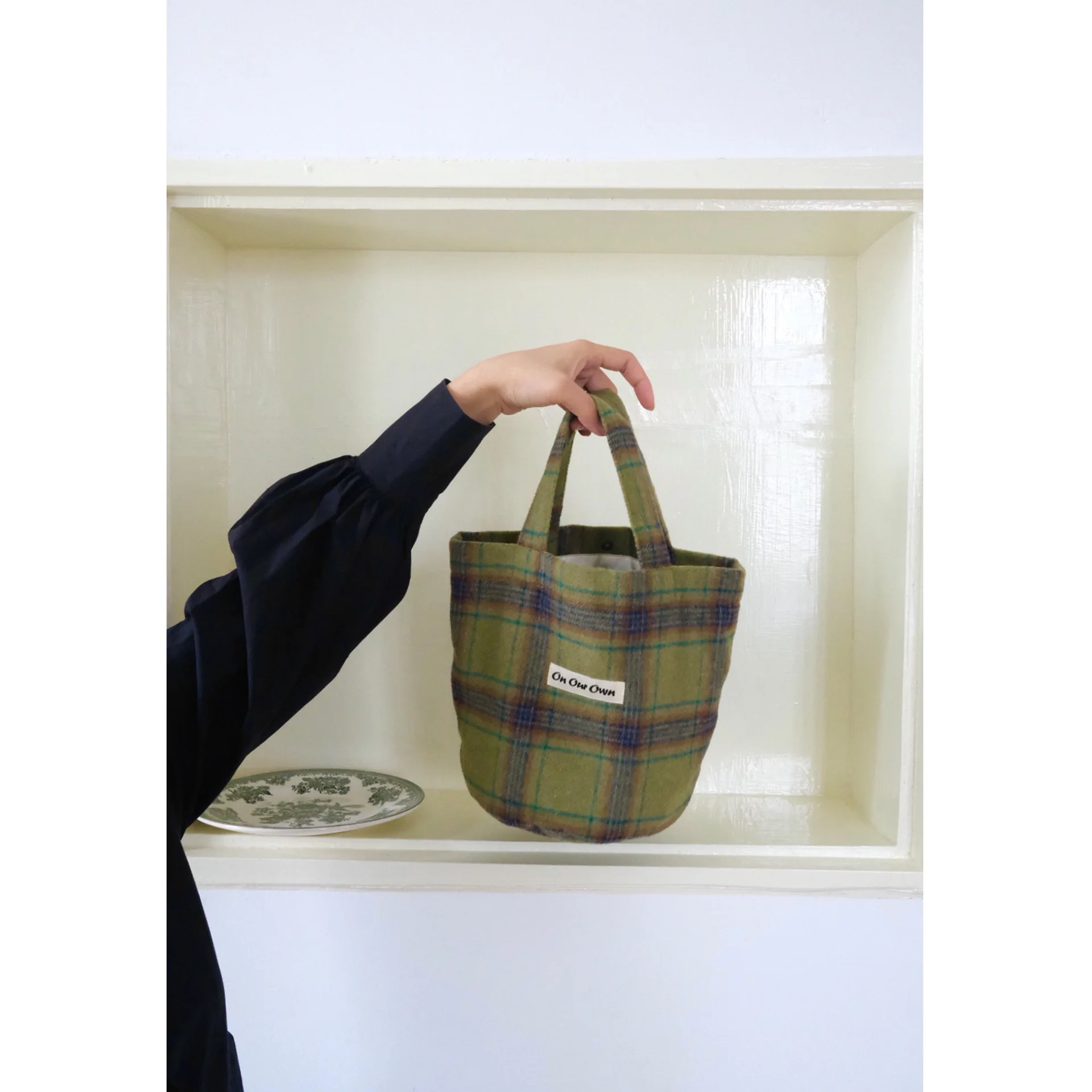 New On Our Own 21fw Original Pickle Green Tea Brown Brown Round Bottom Wool Plaid Bucket Handbag
New On Our Own 21fw Original Pickle Green Tea Brown Brown Round Bottom Wool Plaid Bucket Handbag