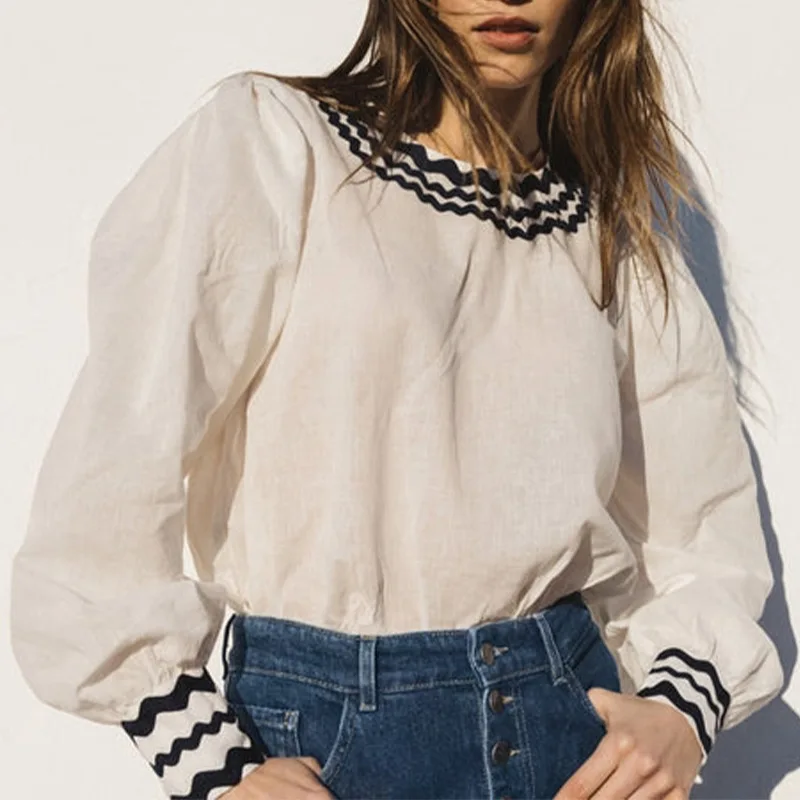 Wavy Edge Embroidery Women Shirt Long Lantern Sleeve Loose Top Back Slit Female O-neck Blouses 2022 new
Wavy Edge Embroidery Women Shirt Long Lantern Sleeve Loose Top Back Slit Female O-neck Blouses 2022 new