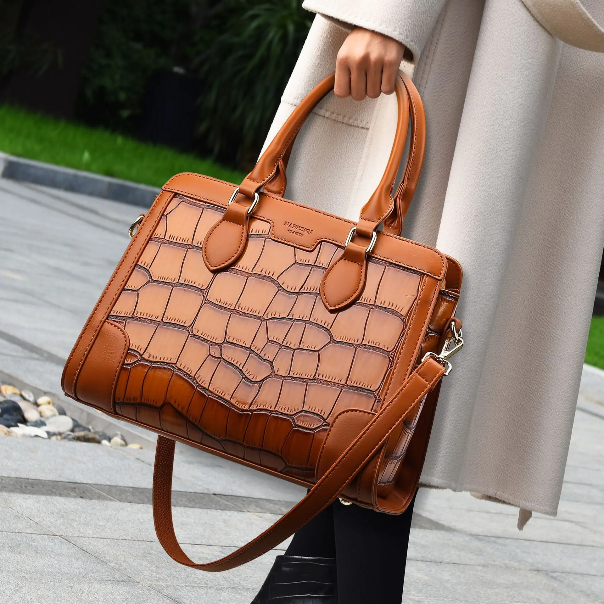 Женская сумка-тоут из натуральной кожи, вместительный Повседневный Кошелек, роскошная модная сумка на плечо, лето 2023
Женская сумка-тоут из натуральной кожи, вместительный Повседневный Кошелек, роскошная модная сумка на плечо, лето 2023