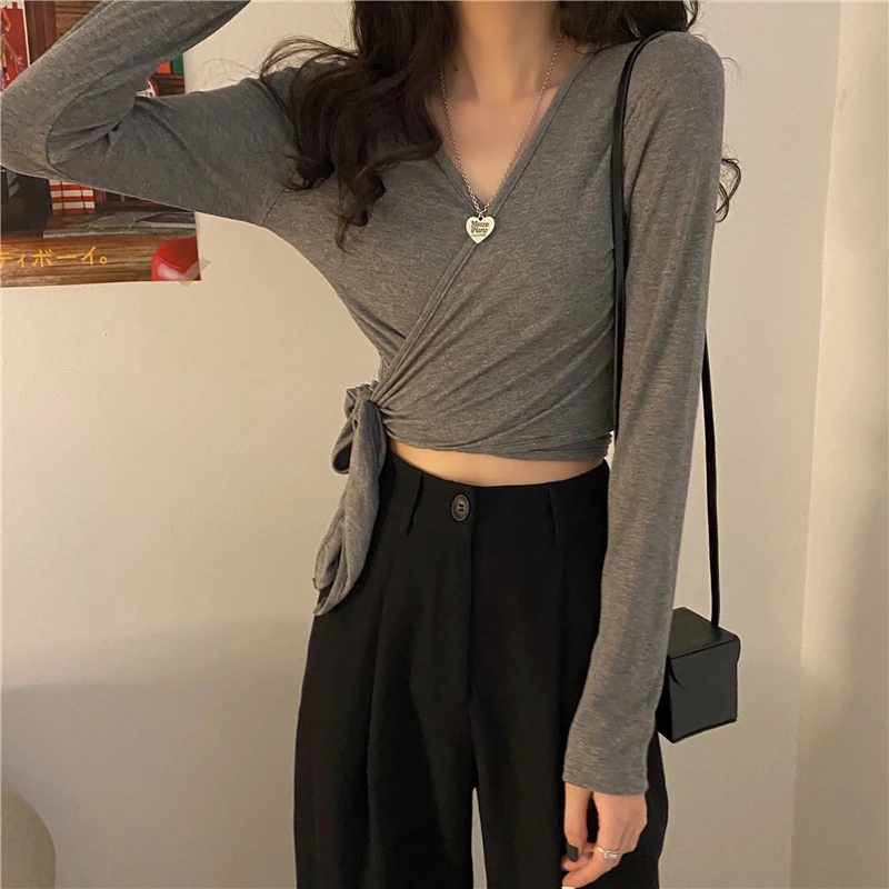A V-neck knitted bottoming shirt for fall/winter new style slim long-sleeved blouse, women's jacket, thin short
A V-neck knitted bottoming shirt for fall/winter new style slim long-sleeved blouse, women's jacket, thin short