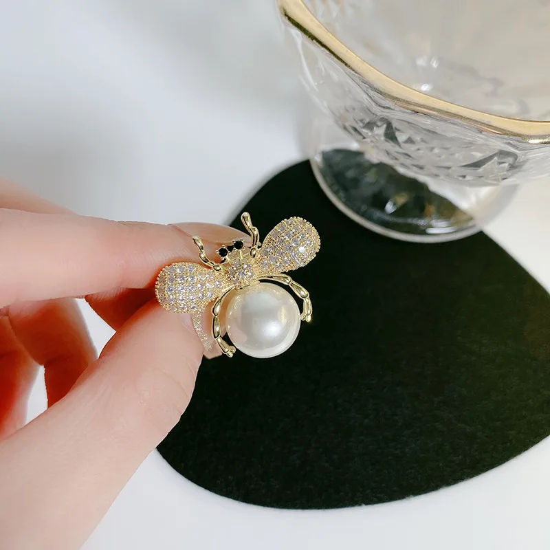 Жемчужная брошь в виде пчелы, Высококачественная Женская нишевая дизайнерская булавка с ощущением, осенне-зимняя одежда, корсажный аксессу... 
Жемчужная брошь в виде пчелы, Высококачественная Женская нишевая дизайнерская булавка с ощущением, осенне-зимняя одежда, корсажный аксессу...