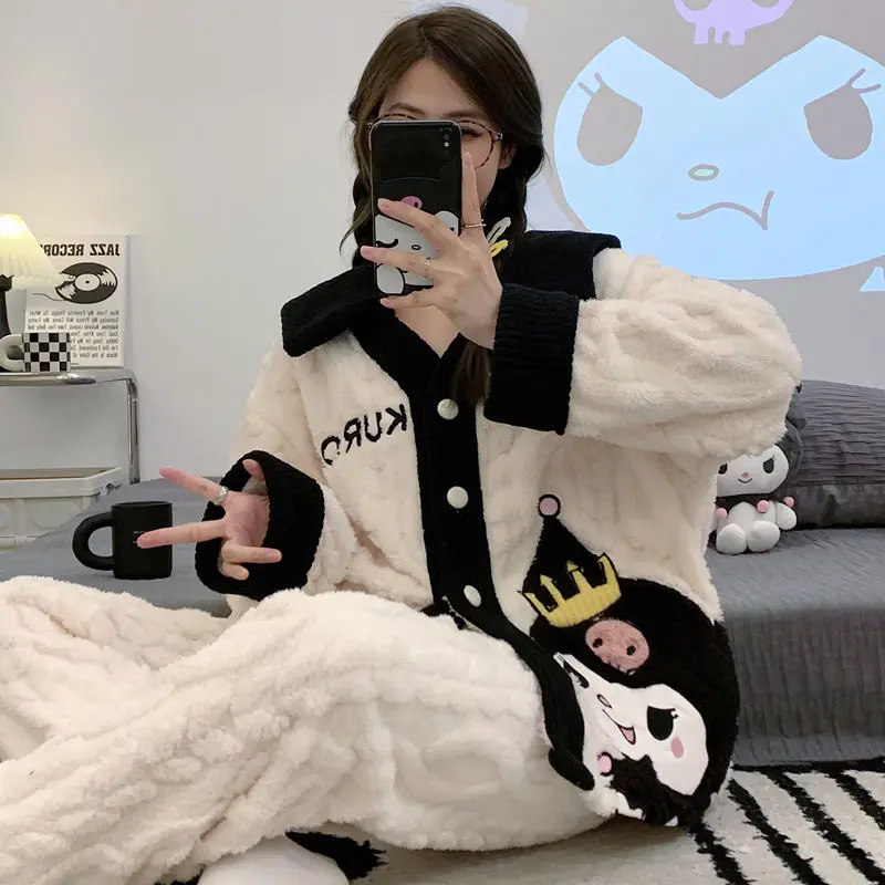 Пижама Kuromi Женская Sanrios осень-зима коралловый флисовый кавайный утепленный мультяшный костюм можно носить на улице спортивный костюм подарок для девочки
Пижама Kuromi Женская Sanrios осень-зима коралловый флисовый кавайный утепленный мультяшный костюм можно носить на улице спортивный костюм подарок для девочки