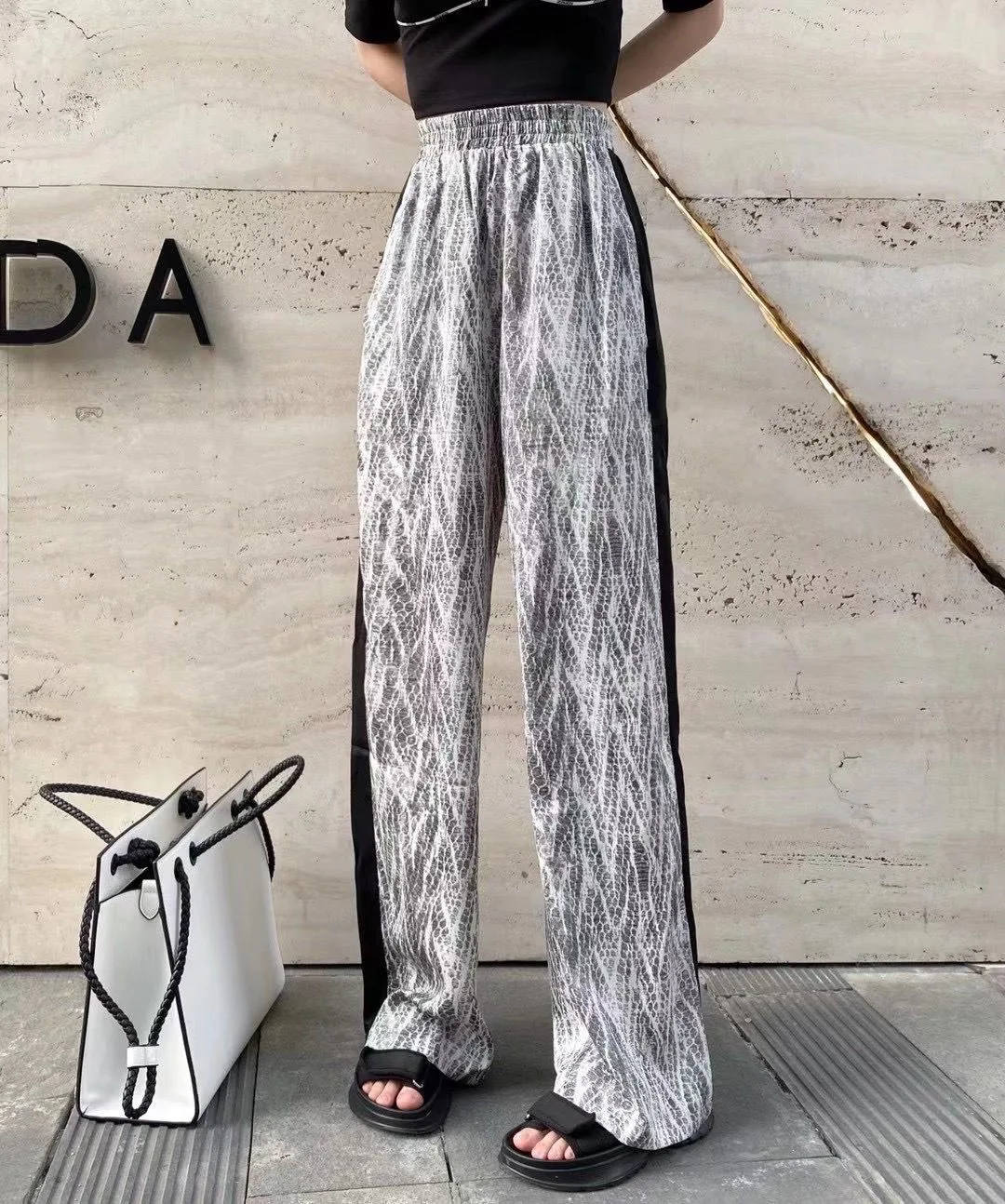 Women 2022 Spring Summer Fashion Print All-match Streetwear Pants Female Chic Retro Loose Wide Leg Trouser Lady Casual Pants F61
Women 2022 Spring Summer Fashion Print All-match Streetwear Pants Female Chic Retro Loose Wide Leg Trouser Lady Casual Pants F61