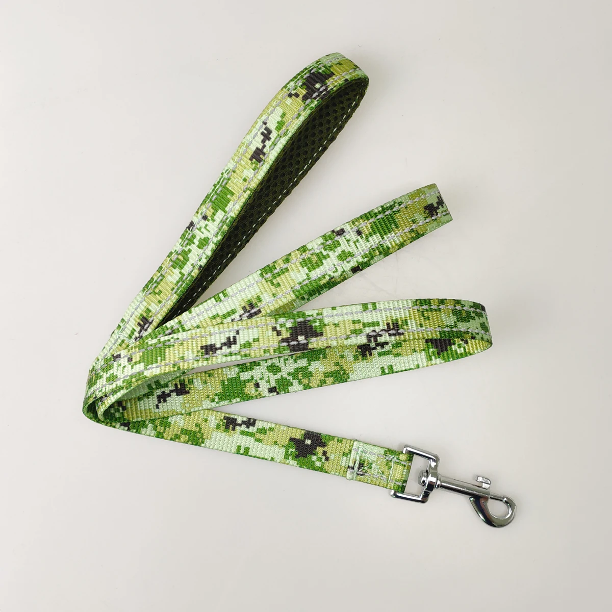 Reflective Nylon Dog Leash 3 colours 2size 2cm width Strong Dog Leash with Comfortable Padded Handle
Reflective Nylon Dog Leash 3 colours 2size 2cm width Strong Dog Leash with Comfortable Padded Handle