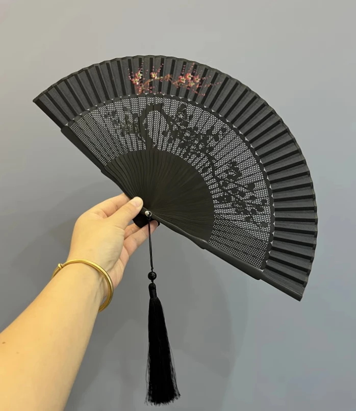 Бамбуковый складной веер WOODKIRIN
Бамбуковый складной веер WOODKIRIN