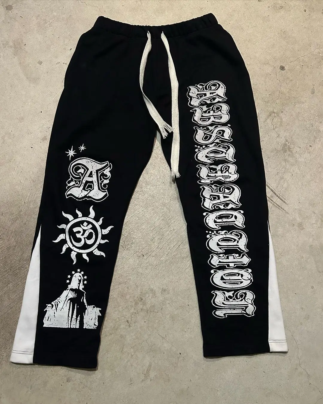 2023 Men Women Casual Fashion Straight Wide Leg Pants Sweatpants American Retro Letter Printed Drawstring Joggers Y2k Streetwear
2023 Men Women Casual Fashion Straight Wide Leg Pants Sweatpants American Retro Letter Printed Drawstring Joggers Y2k Streetwear
