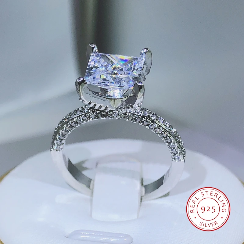 925 Sterling Silver Classic Fashion Four-claw White Zircon Ring Women's Outing Party Jewelry Gift
925 Sterling Silver Classic Fashion Four-claw White Zircon Ring Women's Outing Party Jewelry Gift