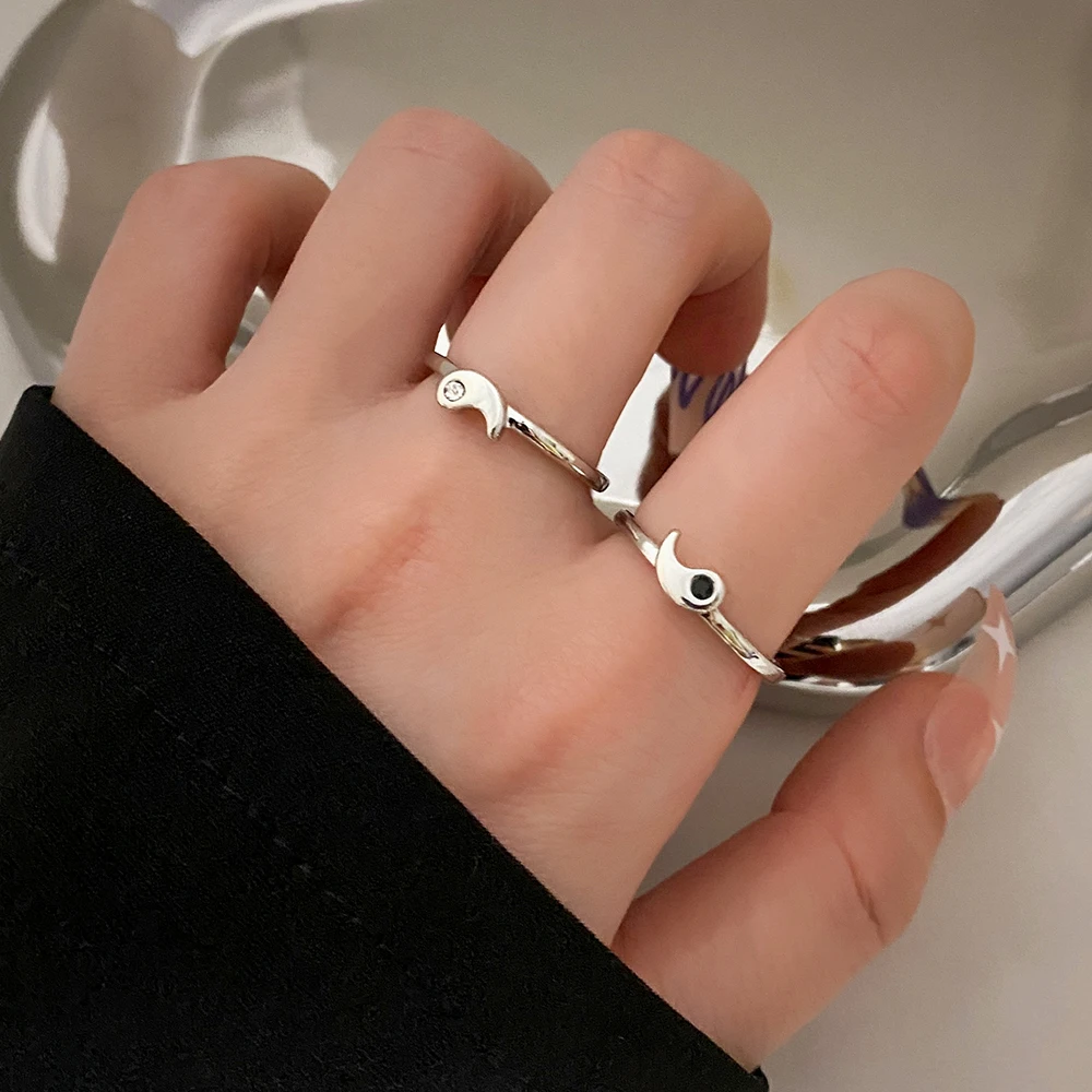 KINFOLK 2Pcs Trend Black White Gossip Couple Rings Set For Women Men Silver Color Alloy Crystal Wedding Finger Rings Jewelry New
KINFOLK 2Pcs Trend Black White Gossip Couple Rings Set For Women Men Silver Color Alloy Crystal Wedding Finger Rings Jewelry New