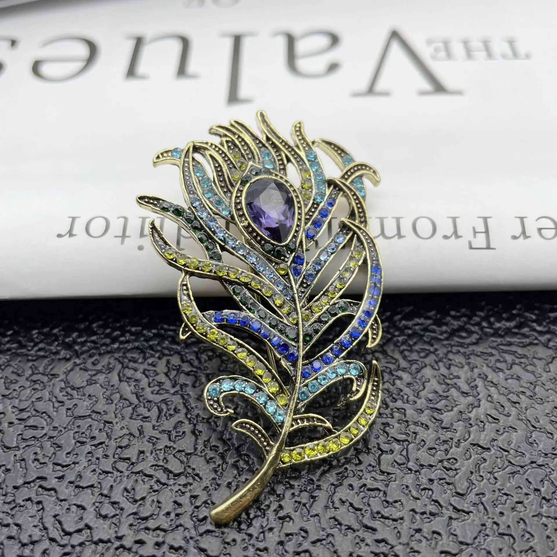 Clothing accessories vintage temperament large personality exaggerated feather multicolored crystal brooch spot female
Clothing accessories vintage temperament large personality exaggerated feather multicolored crystal brooch spot female