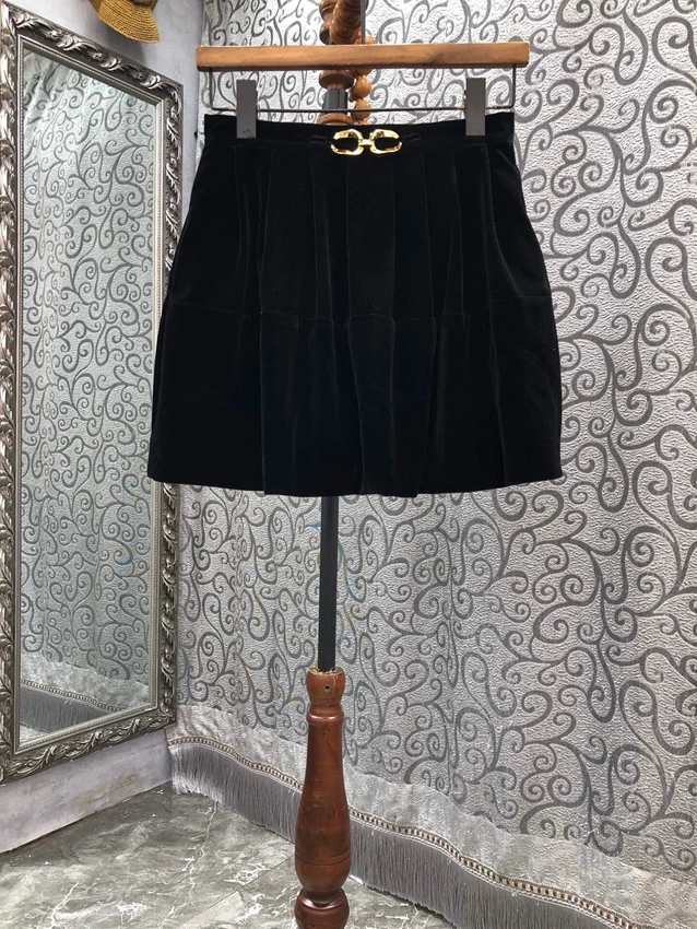 2022 new women fashion sexy metal button pleated velvet short skirt fashion skirt 902
2022 new women fashion sexy metal button pleated velvet short skirt fashion skirt 902