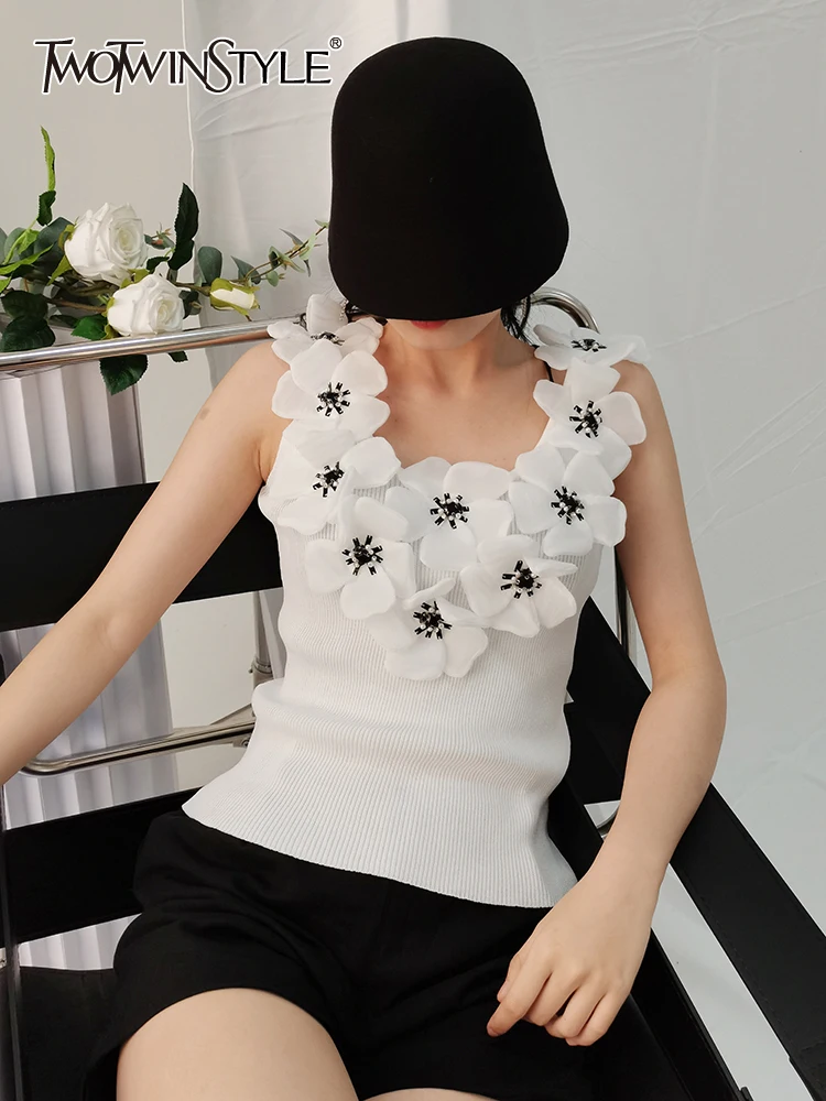 TWOTWINSTYLE Vintage Patchwork Floral Vest For Women Round Neck Sleeveless Tank Tops Female Fashion Summer Clothing Style 2022
TWOTWINSTYLE Vintage Patchwork Floral Vest For Women Round Neck Sleeveless Tank Tops Female Fashion Summer Clothing Style 2022