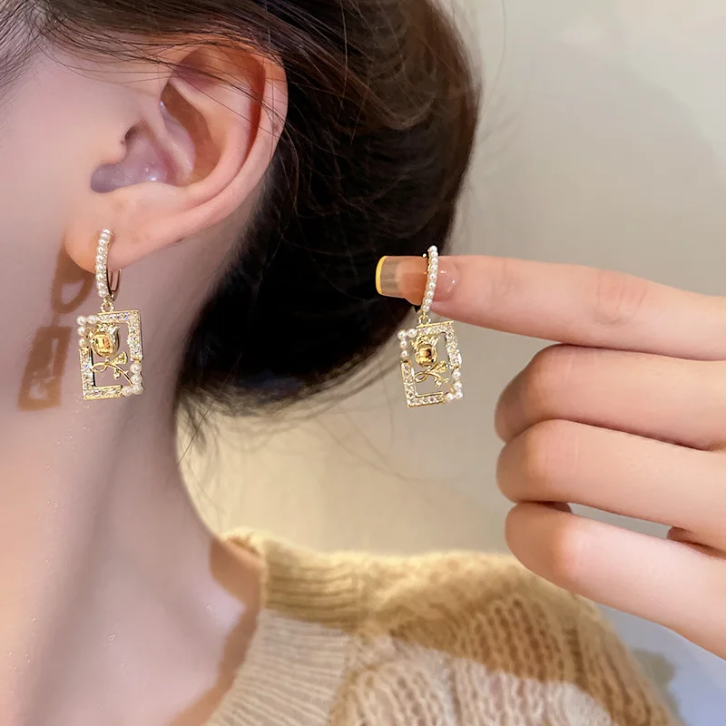 New Geometric Square Pearl Flower Earrings Female Temperament Light Luxury High-end Rose Ear Buckle Birthday Party Jewelry Gifts
New Geometric Square Pearl Flower Earrings Female Temperament Light Luxury High-end Rose Ear Buckle Birthday Party Jewelry Gifts