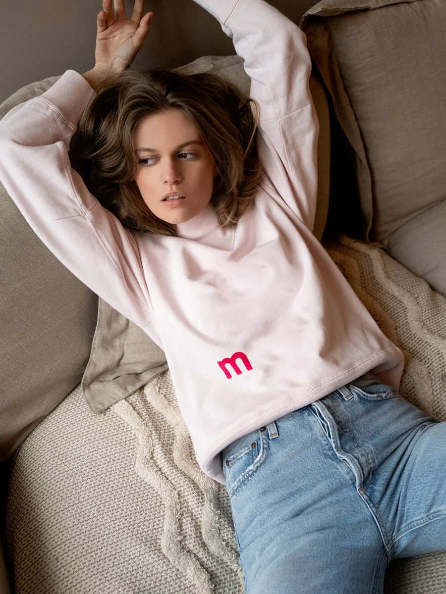 Женский хлопковый свитшот с круглым вырезом и надписью
Женский хлопковый свитшот с круглым вырезом и надписью