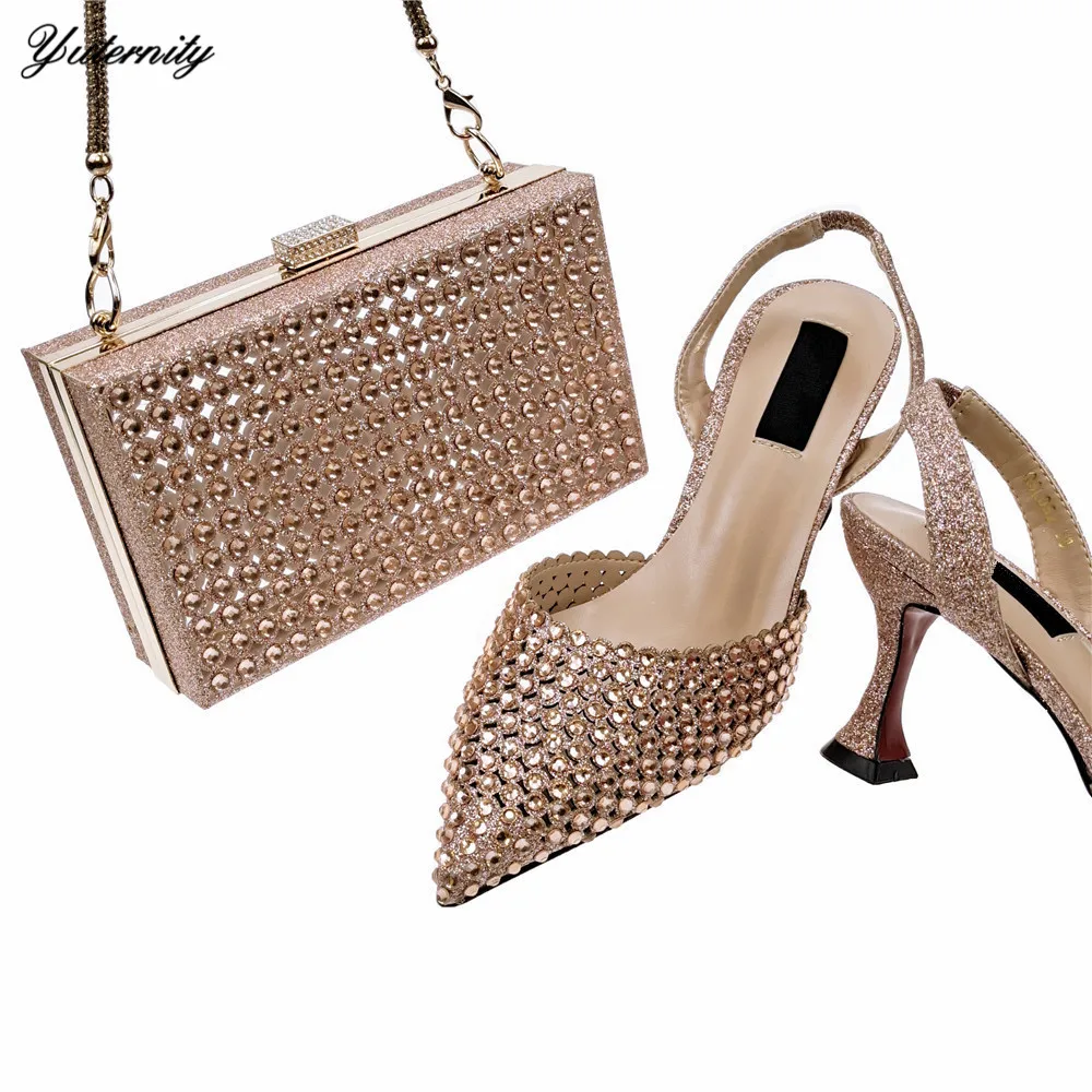 Высококачественная итальянская женская обувь в нигерийском стиле с украшением из стразов
Высококачественная итальянская женская обувь в нигерийском стиле с украшением из стразов