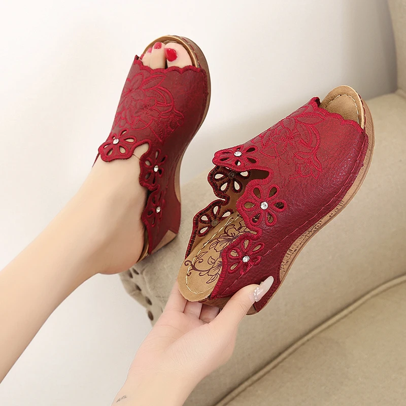 Шлепанцы женские на платформе, римские сандалии, танкетка, средний каблук, Повседневные тапочки, тапочки, лето 2023 
Шлепанцы женские на платформе, римские сандалии, танкетка, средний каблук, Повседневные тапочки, тапочки, лето 2023