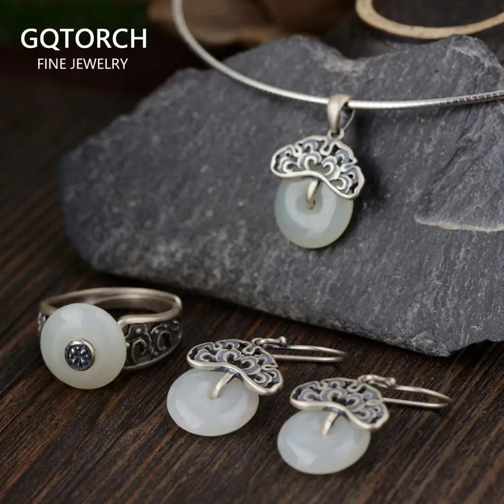 Женское кольцо из серебра 925 пробы, с нефритом
Женское кольцо из серебра 925 пробы, с нефритом