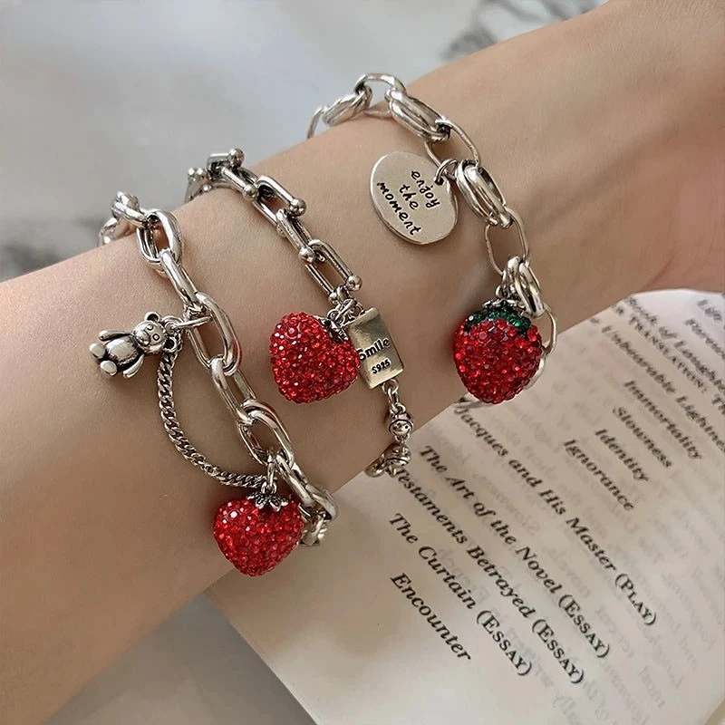 Женские браслеты из толстой цепи серебряного цвета, Модные Элегантные Очаровательные блестящие ювелирные украшения из искусственного циркония с клубничным цирконием
Женские браслеты из толстой цепи серебряного цвета, Модные Элегантные Очаровательные блестящие ювелирные украшения из искусственного циркония с клубничным цирконием