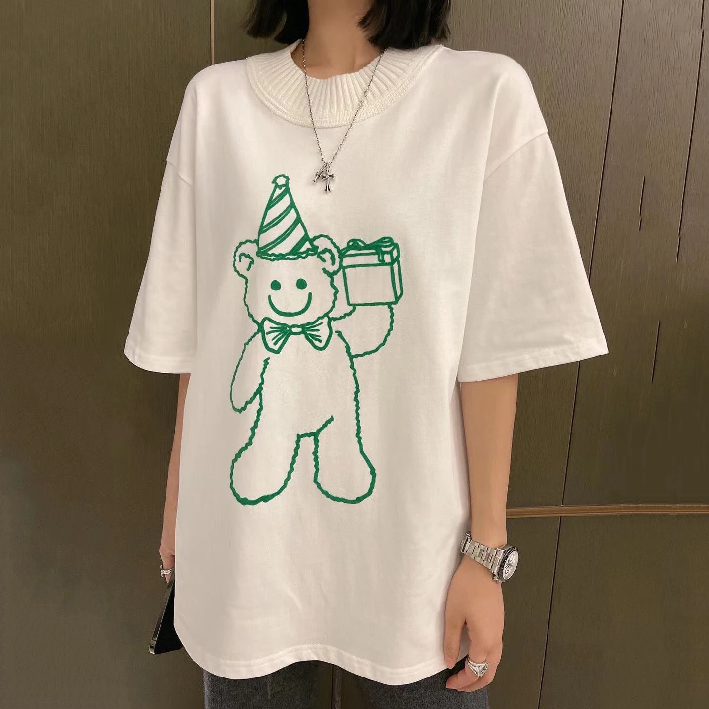 2022 summer Christmas birthday party bear flocking printing wild stitching knitted garden collar short-sleeved T-shirt women
2022 summer Christmas birthday party bear flocking printing wild stitching knitted garden collar short-sleeved T-shirt women