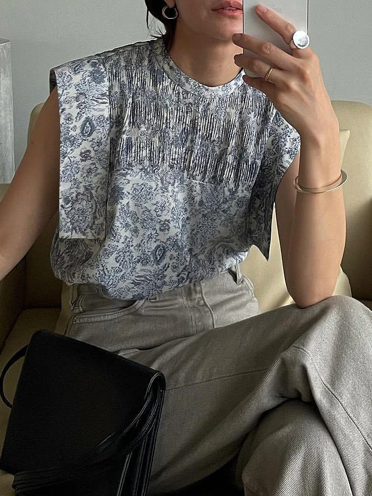 2022 Spring and Autumn Round Neck Sleeveless Top Retro Blue and White Porcelain Floral Pleated Pattern Print Loose T-Shirt
2022 Spring and Autumn Round Neck Sleeveless Top Retro Blue and White Porcelain Floral Pleated Pattern Print Loose T-Shirt