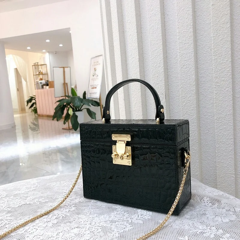 Spring Summer Patent Leather Square Chain Bag Women Portable Fashion Handbag Shoulder Messenger Bag With Lock Lady Crossbody Bag
Spring Summer Patent Leather Square Chain Bag Women Portable Fashion Handbag Shoulder Messenger Bag With Lock Lady Crossbody Bag