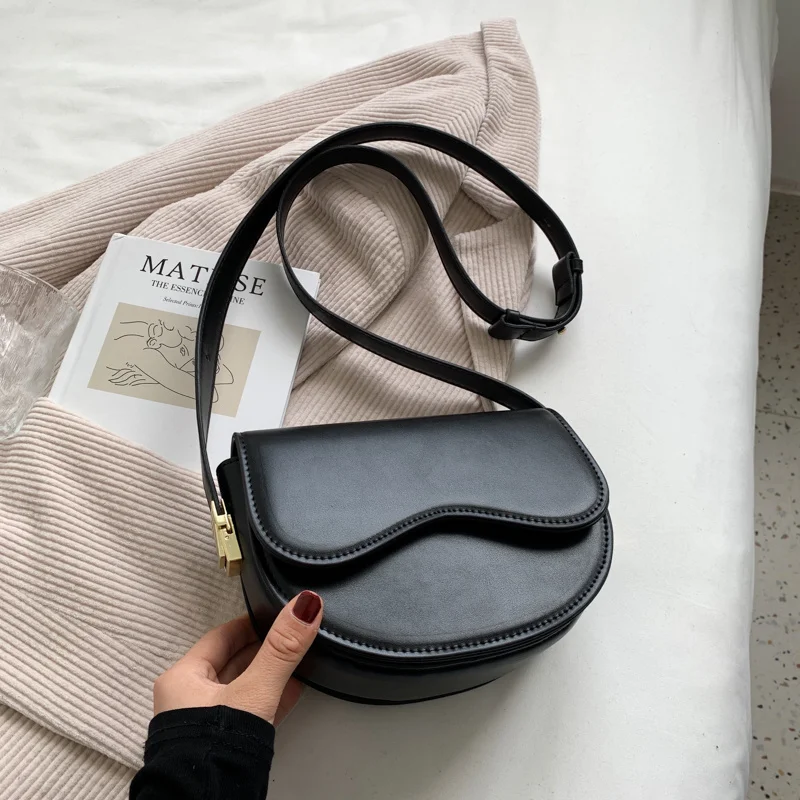 Women retro saddle bag high quality vintage messenger bags for women leather flap small crossbody handbag female shoulder
Women retro saddle bag high quality vintage messenger bags for women leather flap small crossbody handbag female shoulder