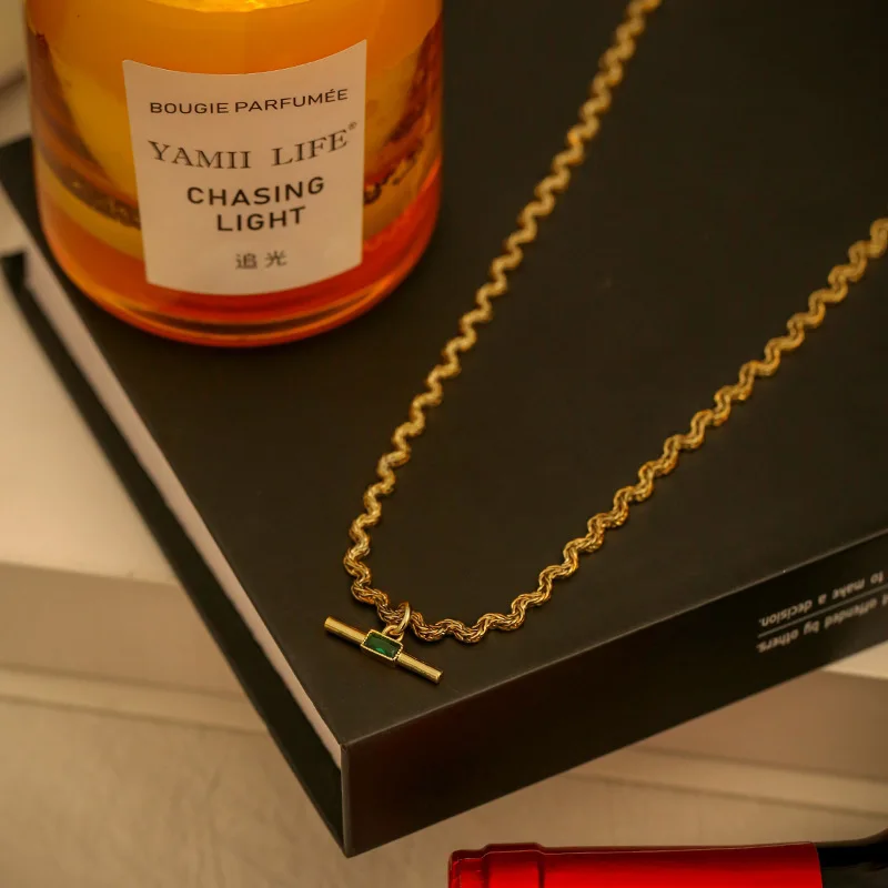 Vintage Necklace for Women Emerald Zircon Pendant Curved Snake Titanium Steel French Clavicle Chain Summer Jewelry Gift
Vintage Necklace for Women Emerald Zircon Pendant Curved Snake Titanium Steel French Clavicle Chain Summer Jewelry Gift