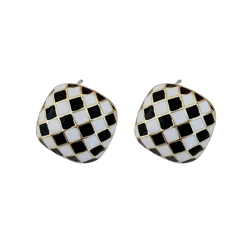 s925 silver needle checkerboard square earrings fashion ladies earrings high-end retro Hong Kong style Hepburn black and white
s925 silver needle checkerboard square earrings fashion ladies earrings high-end retro Hong Kong style Hepburn black and white
