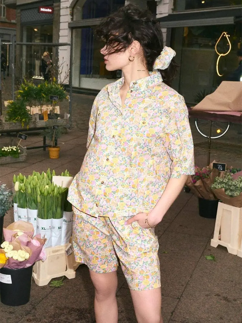 2023 Summer Women Floral Print Set Turn-Down Collar Short Sleeve Ladies Single Breasted Blouse or Elastic High Waist Shorts
2023 Summer Women Floral Print Set Turn-Down Collar Short Sleeve Ladies Single Breasted Blouse or Elastic High Waist Shorts